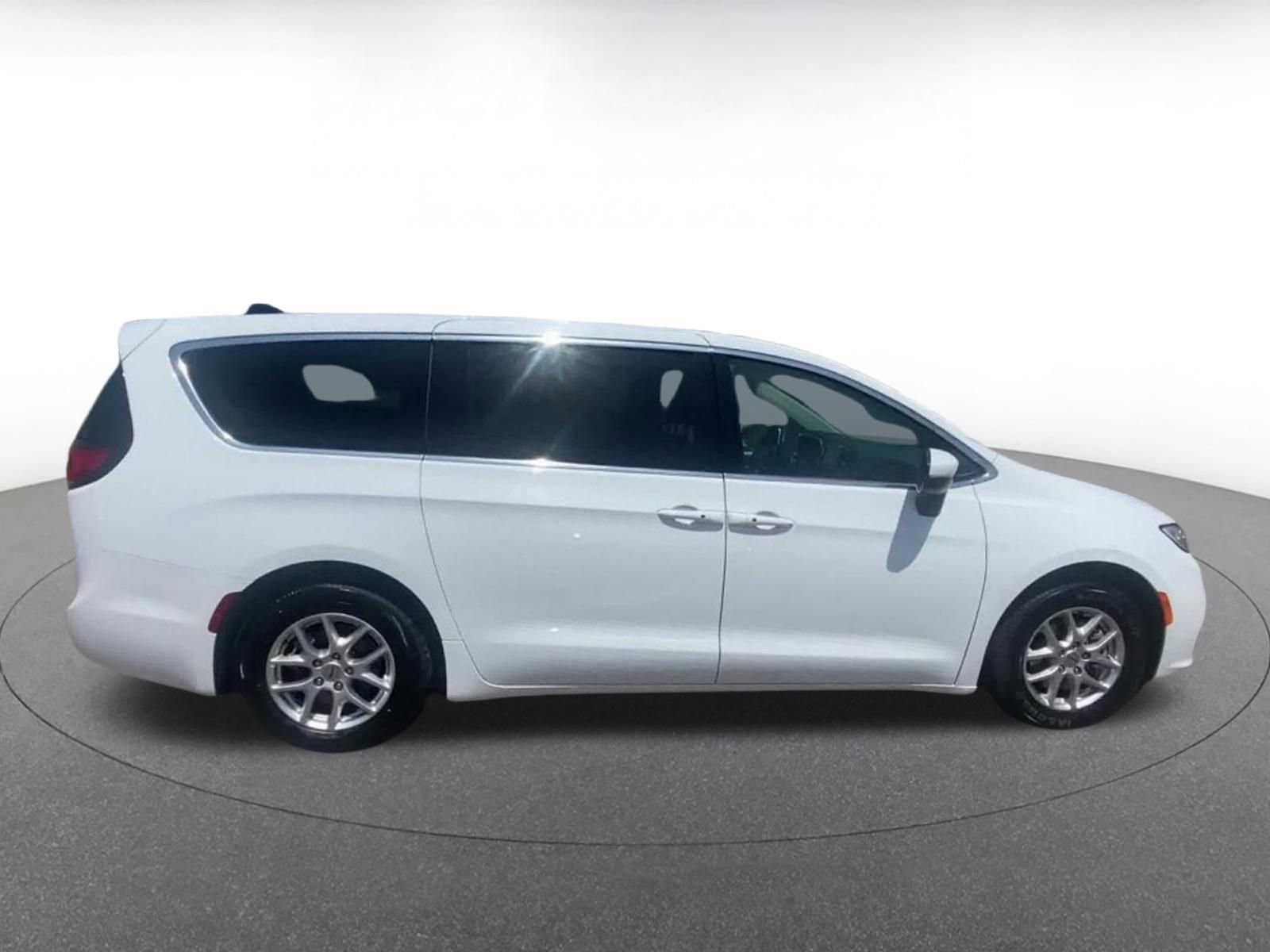 Thumbnail: 2023 Chrysler Pacifica - 16