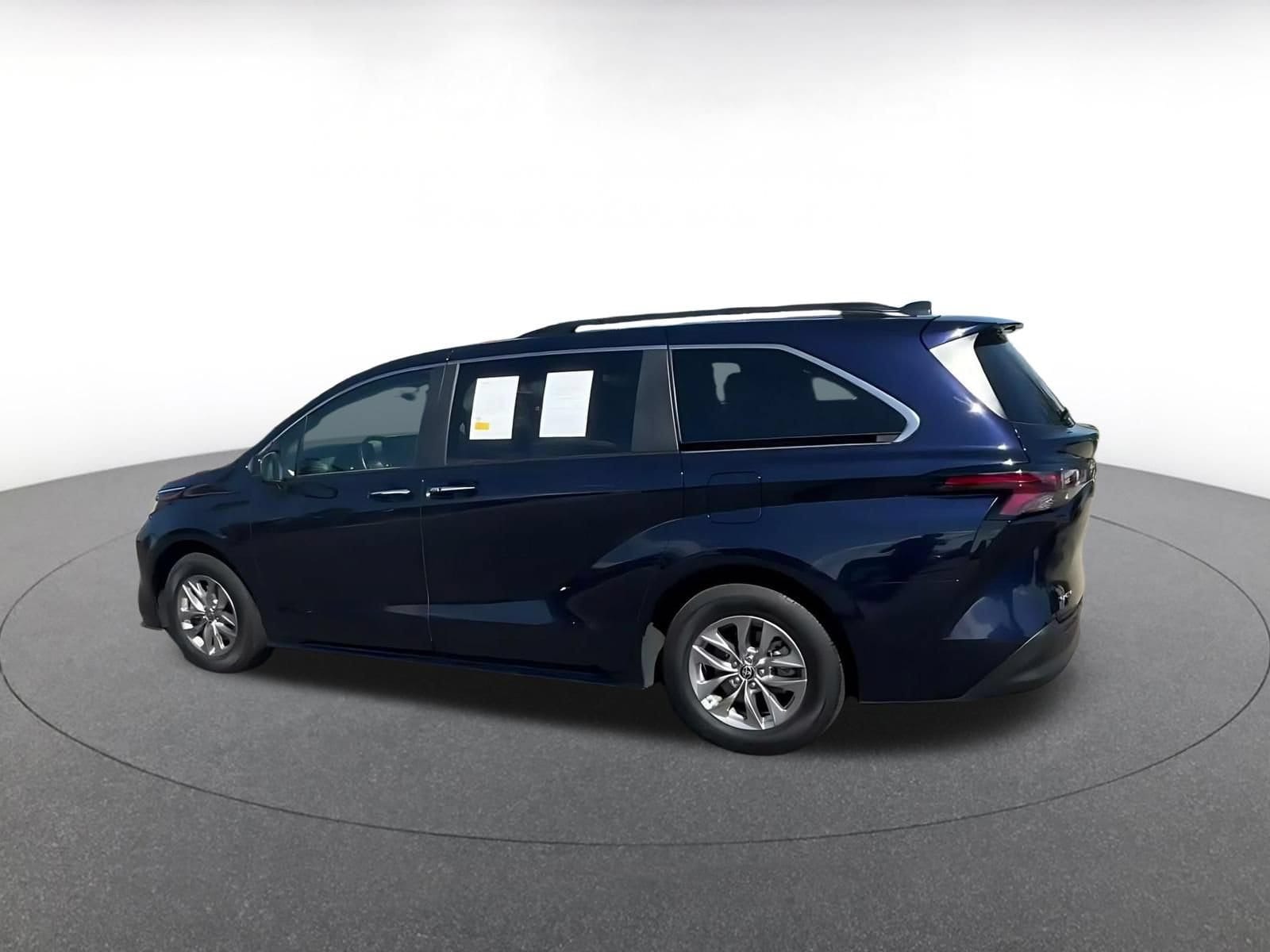 Thumbnail: 2025 Toyota Sienna - 9