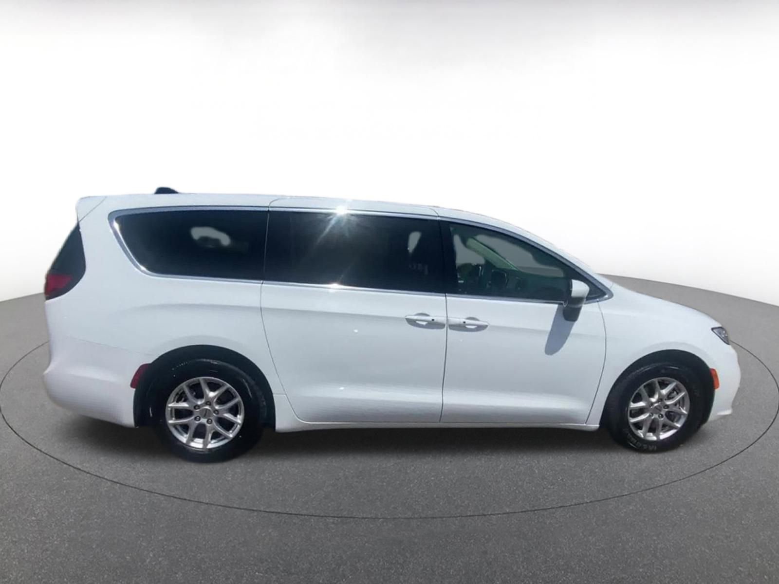 Thumbnail: 2023 Chrysler Pacifica - 16