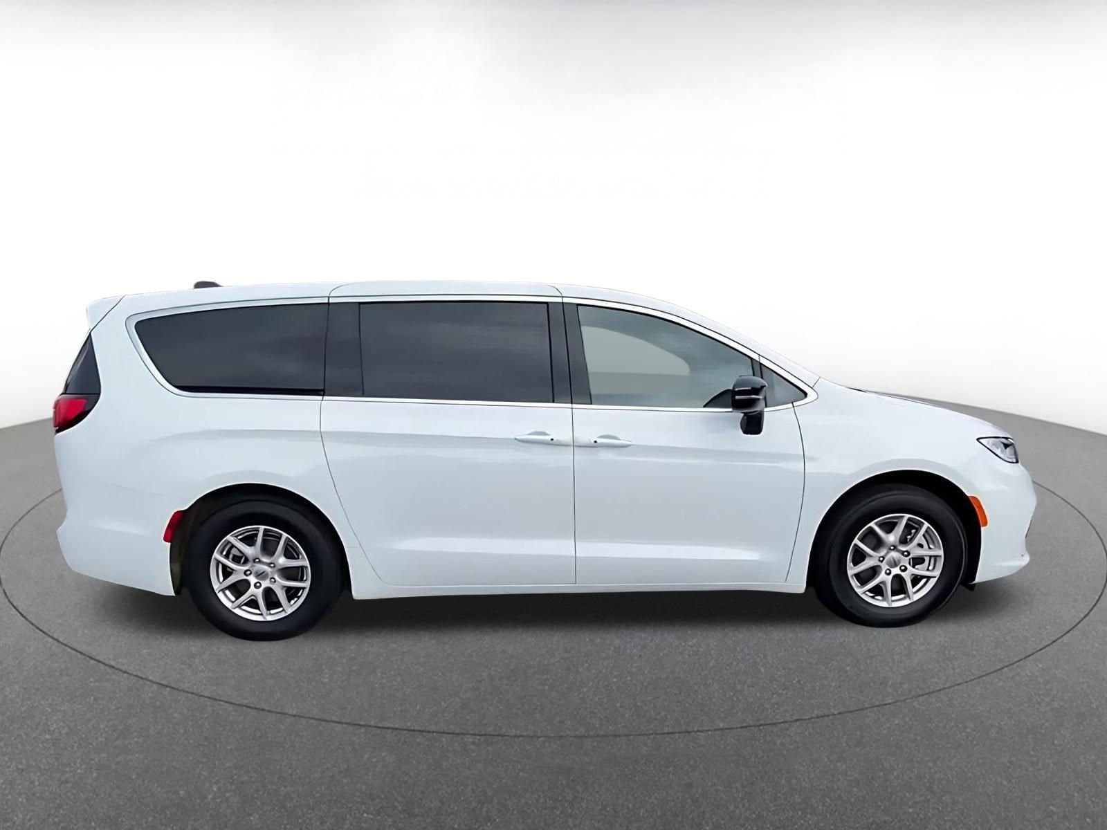 Thumbnail: 2025 Chrysler Pacifica - 16