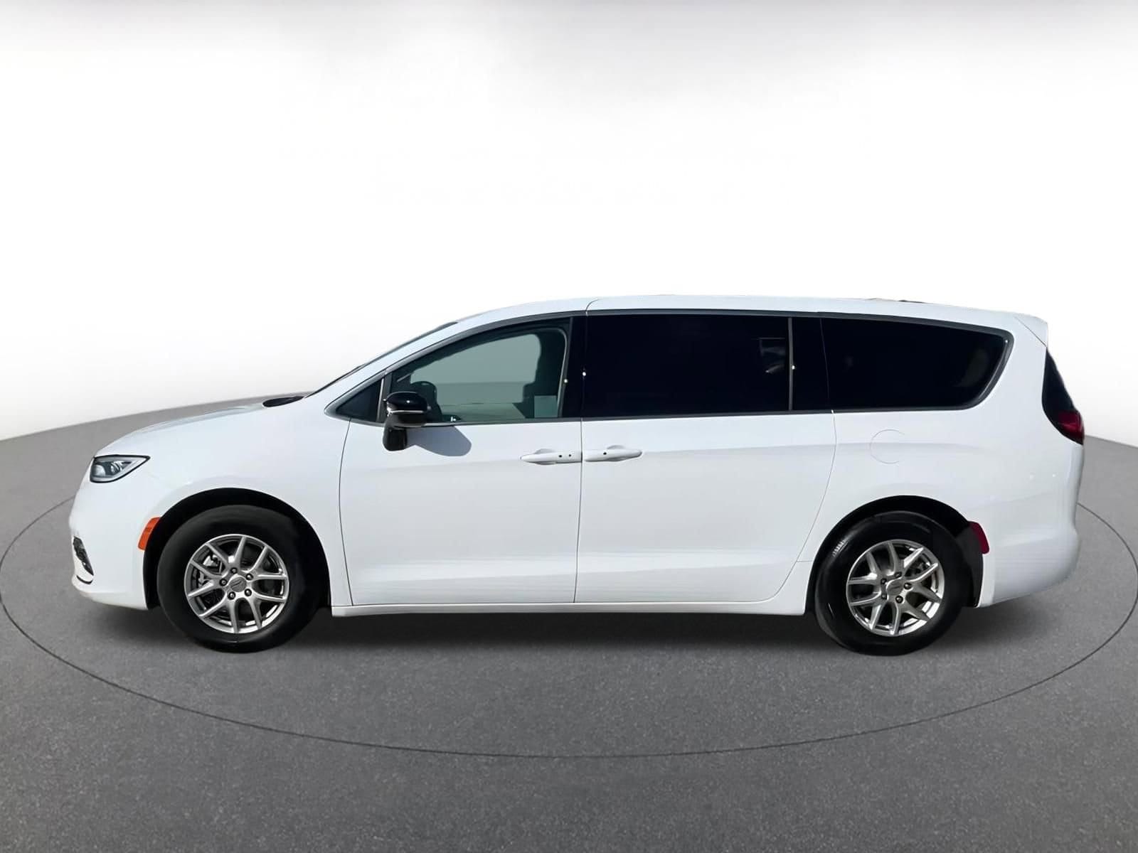 Thumbnail: 2024 Chrysler Pacifica - 8