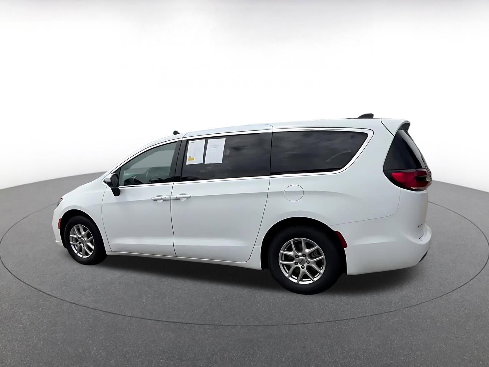 Thumbnail: 2023 Chrysler Pacifica - 10