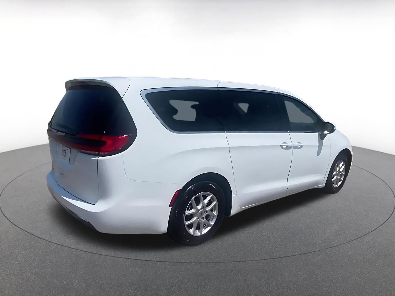 Thumbnail: 2023 Chrysler Pacifica - 15