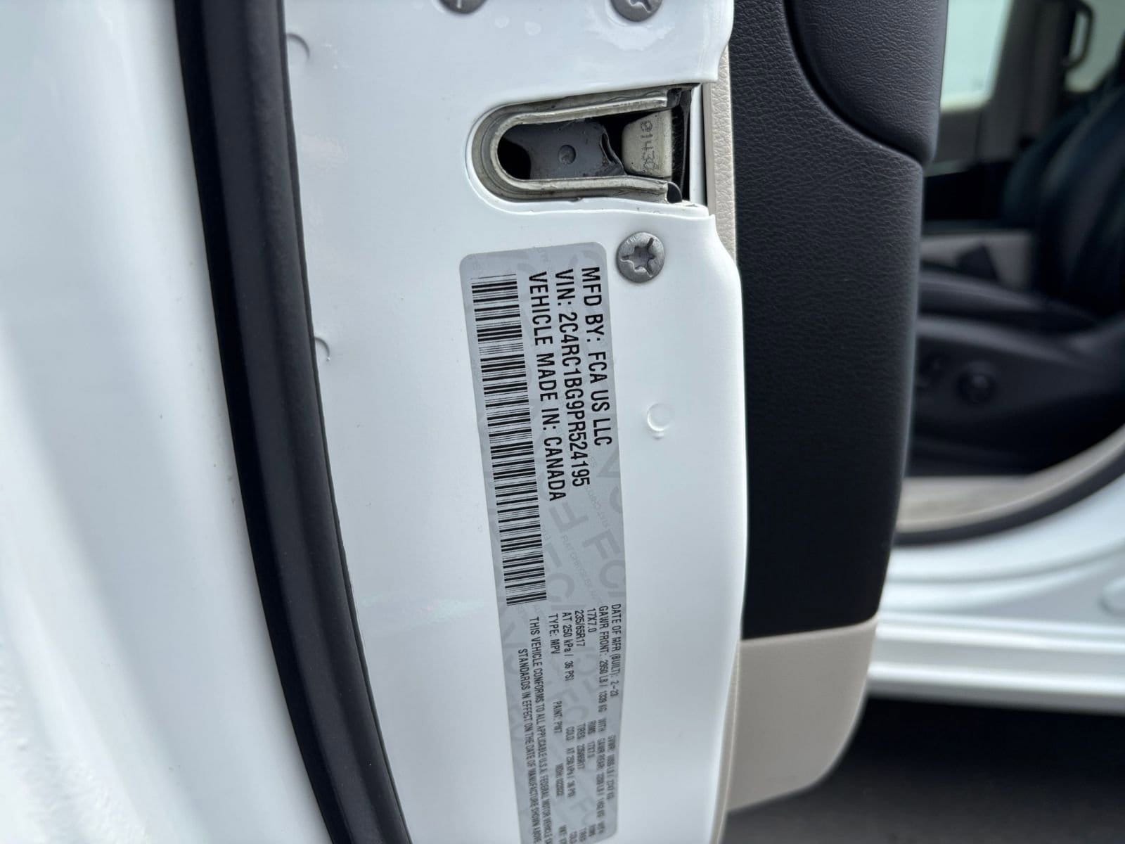 Thumbnail: 2023 Chrysler Pacifica - 32