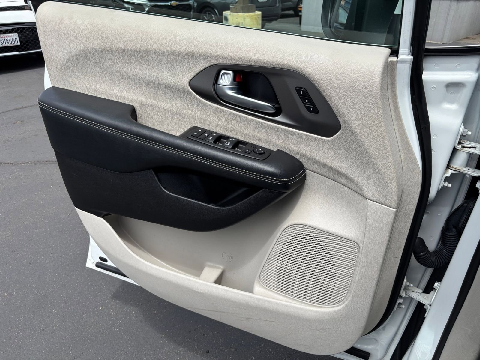 Thumbnail: 2023 Chrysler Pacifica - 18