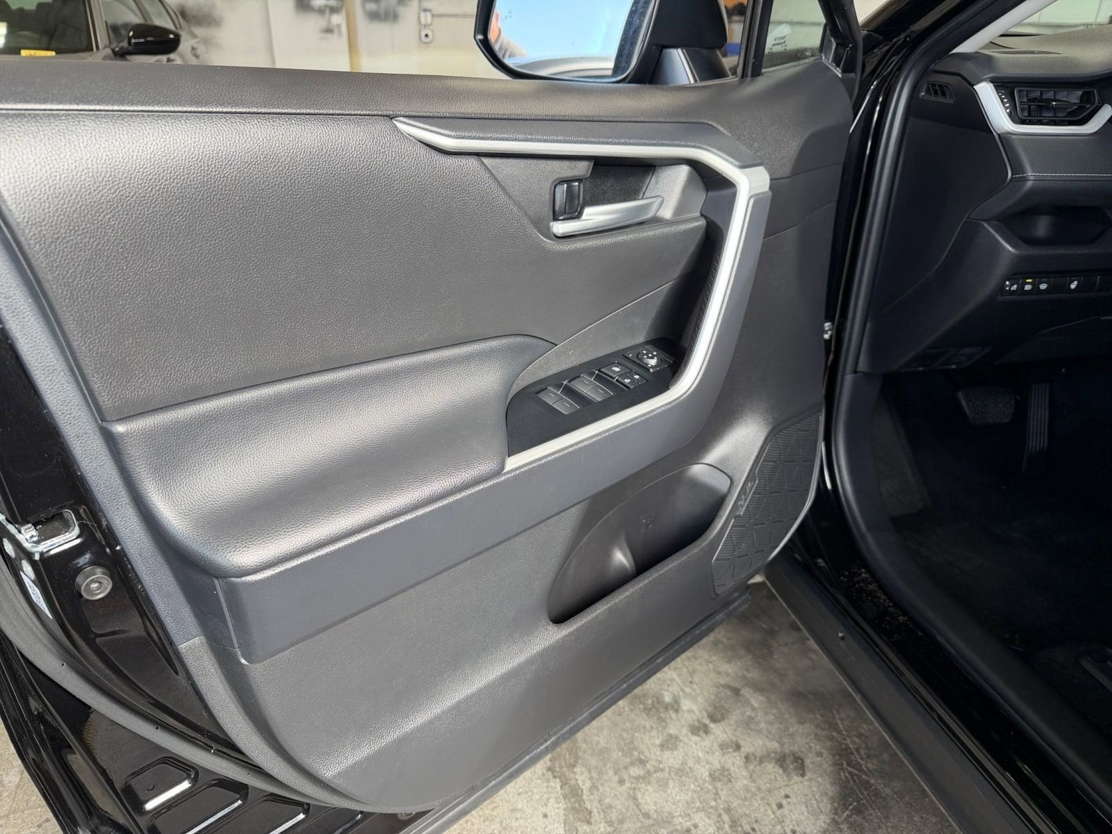 Thumbnail: 2025 Toyota RAV4 - 20