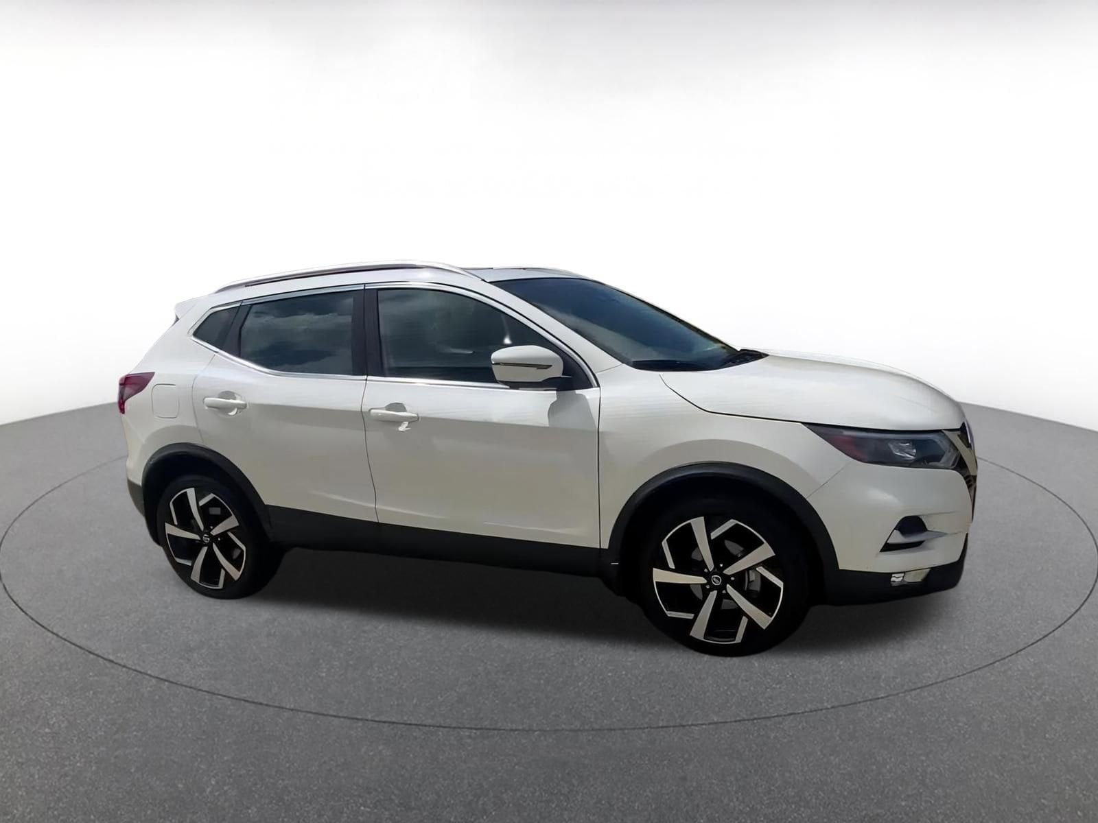 Thumbnail: 2022 Nissan Rogue Sport - 2