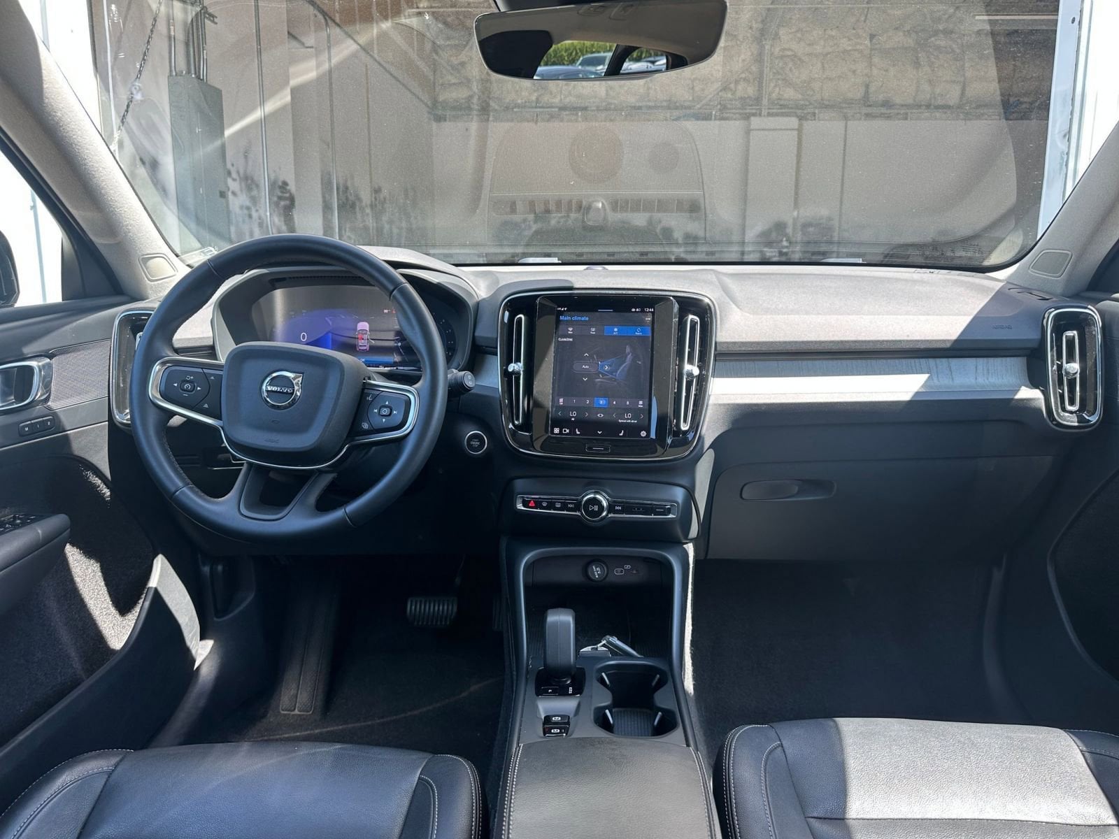 Thumbnail: 2024 Volvo XC40 - 33