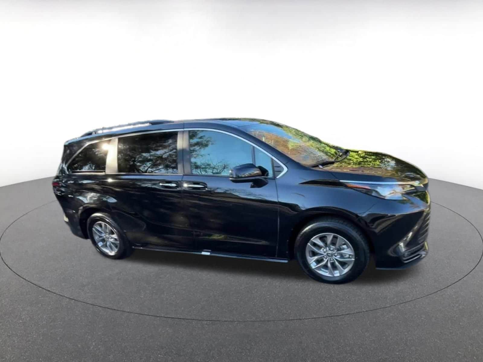 Thumbnail: 2025 Toyota Sienna - 2