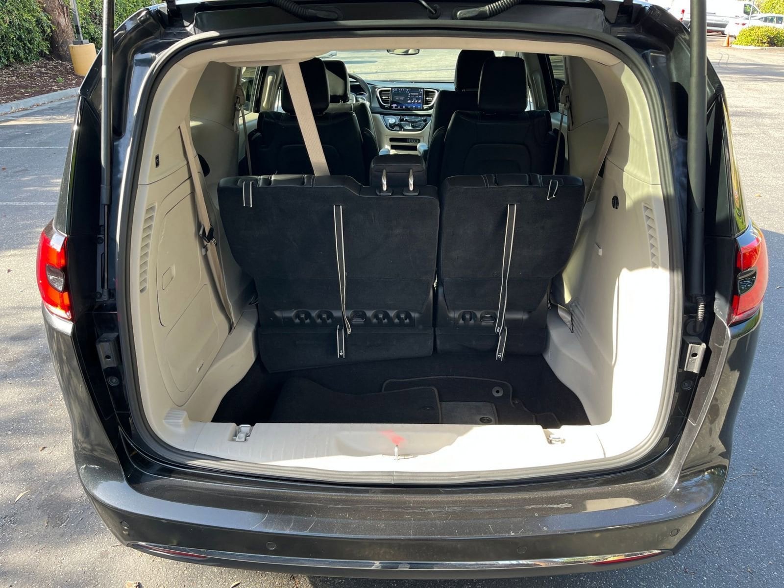 Thumbnail: 2023 Chrysler Pacifica - 32