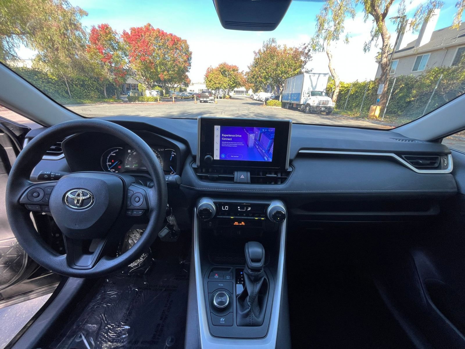 Thumbnail: 2025 Toyota RAV4 - 32