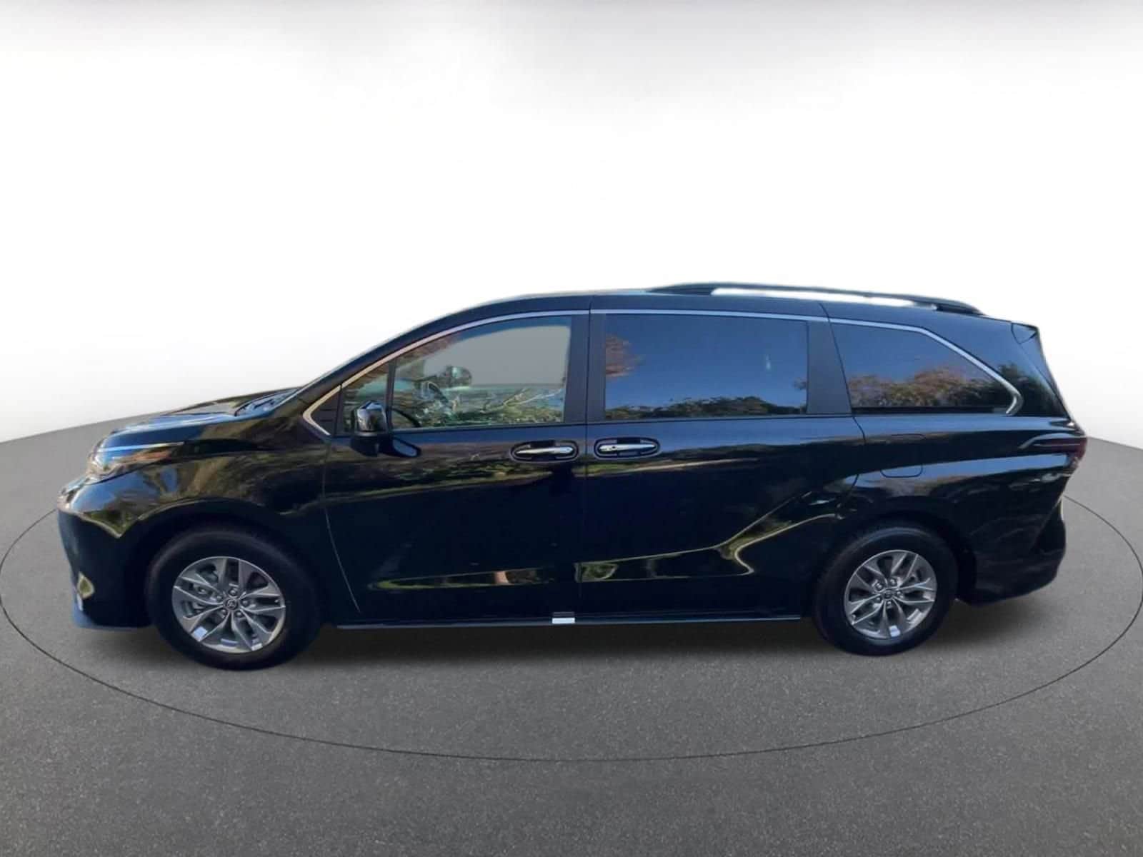 Thumbnail: 2025 Toyota Sienna - 9