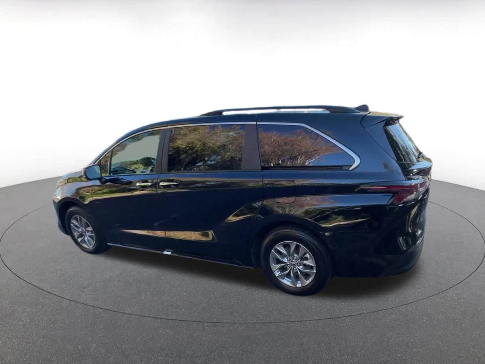 Thumbnail: 2025 Toyota Sienna - 10