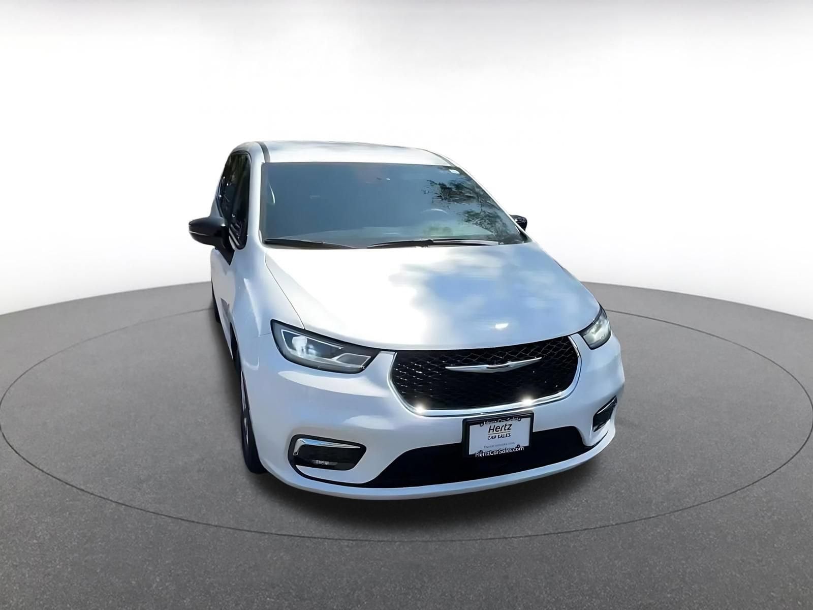 Thumbnail: 2025 Chrysler Pacifica - 3