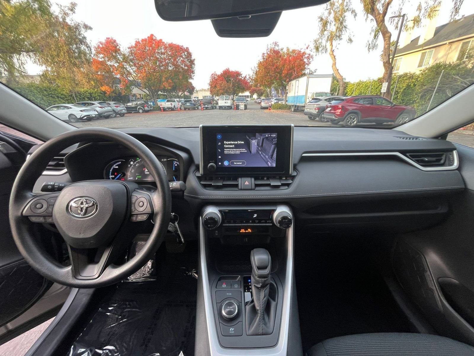 Thumbnail: 2025 Toyota RAV4 - 32