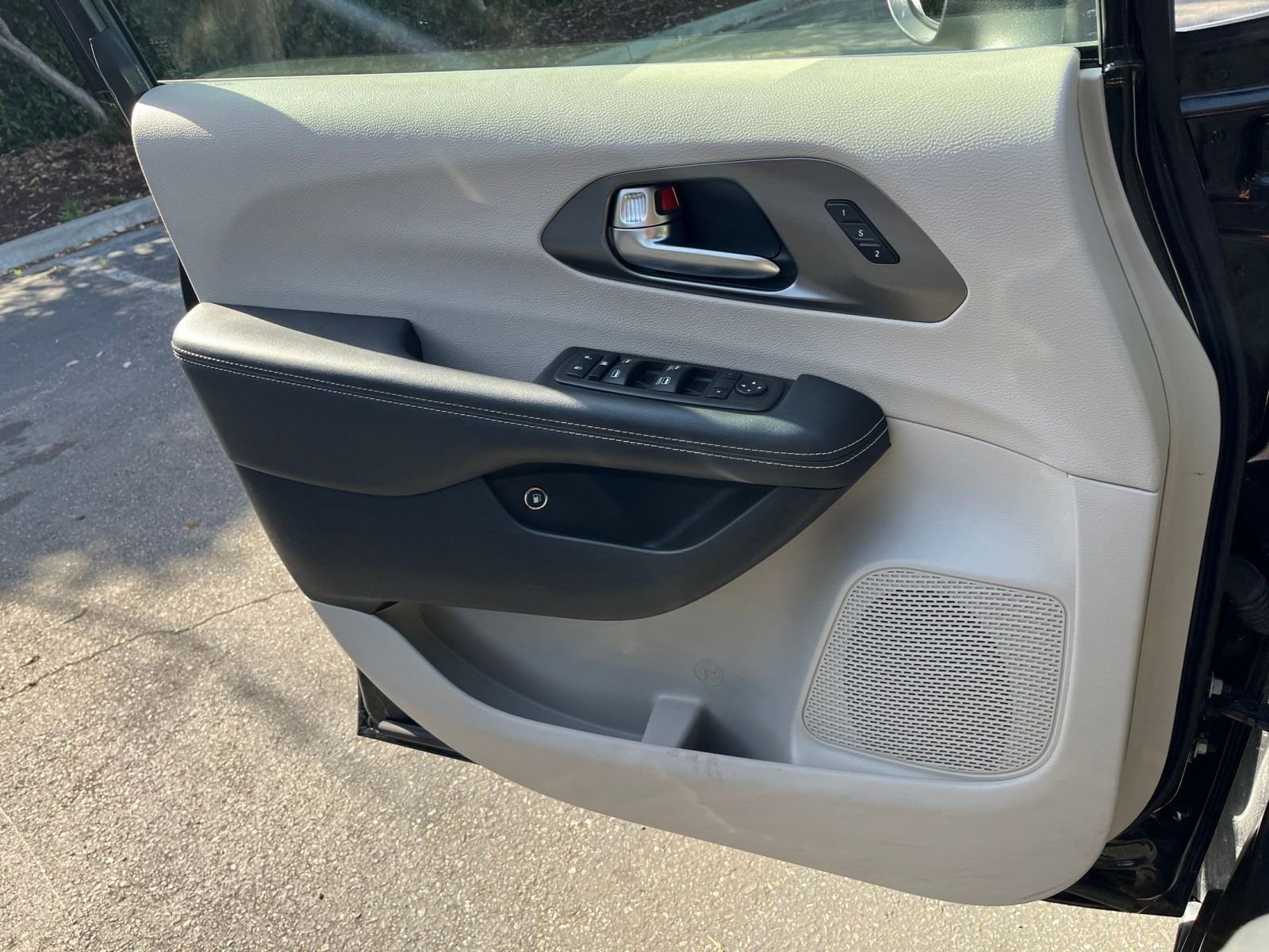 Thumbnail: 2023 Chrysler Pacifica - 18