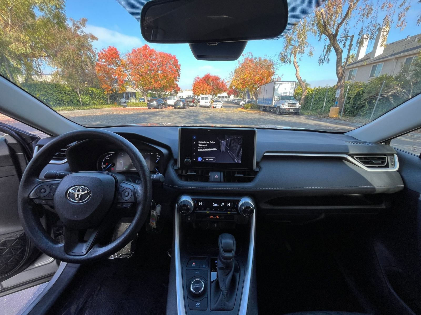 Thumbnail: 2025 Toyota RAV4 - 32