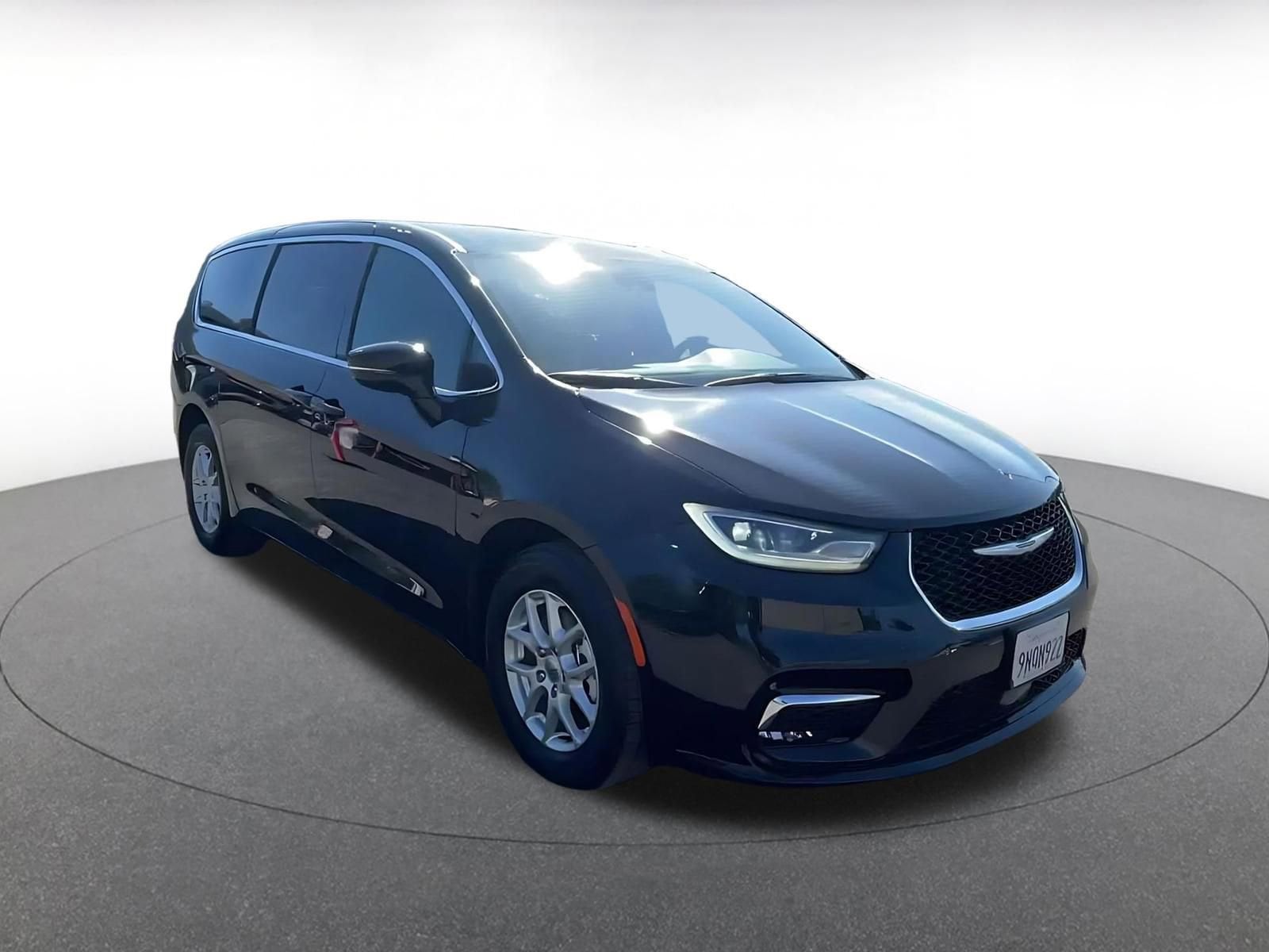 Thumbnail: 2025 Chrysler Pacifica - 3