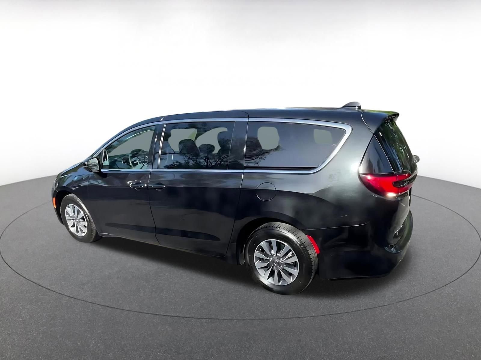 Thumbnail: 2023 Chrysler Pacifica - 10
