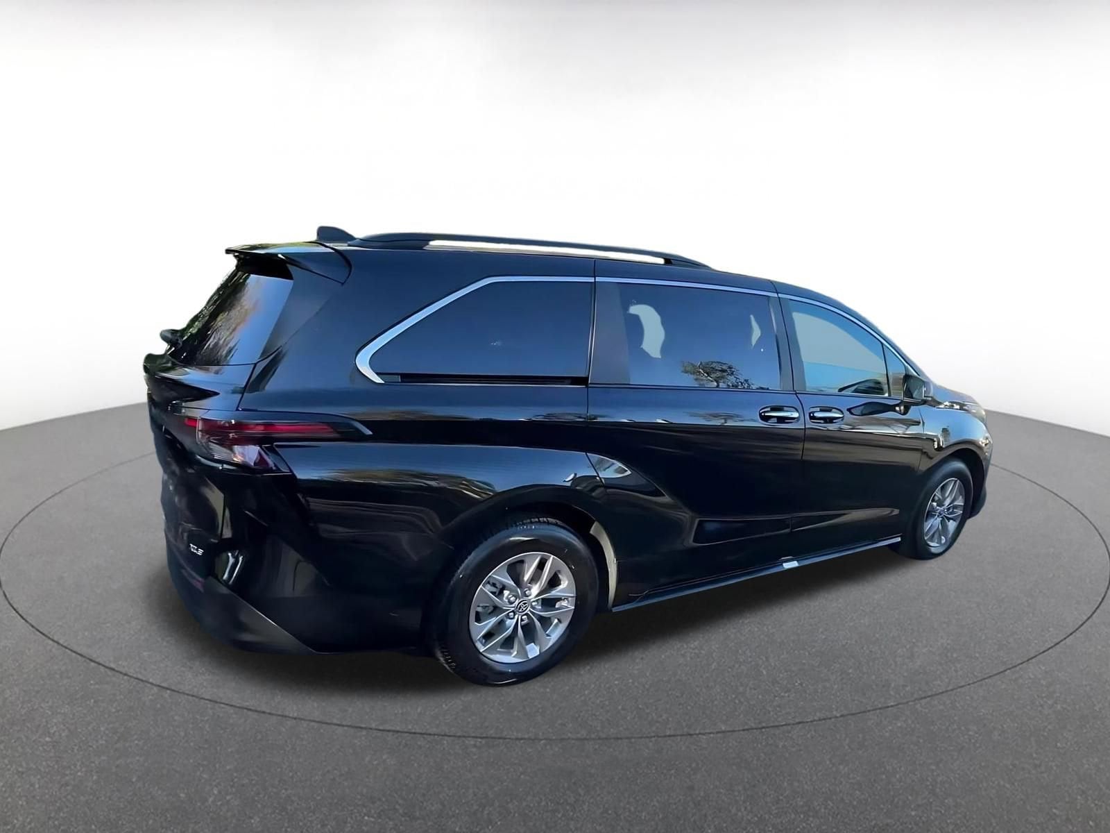 Thumbnail: 2025 Toyota Sienna - 14