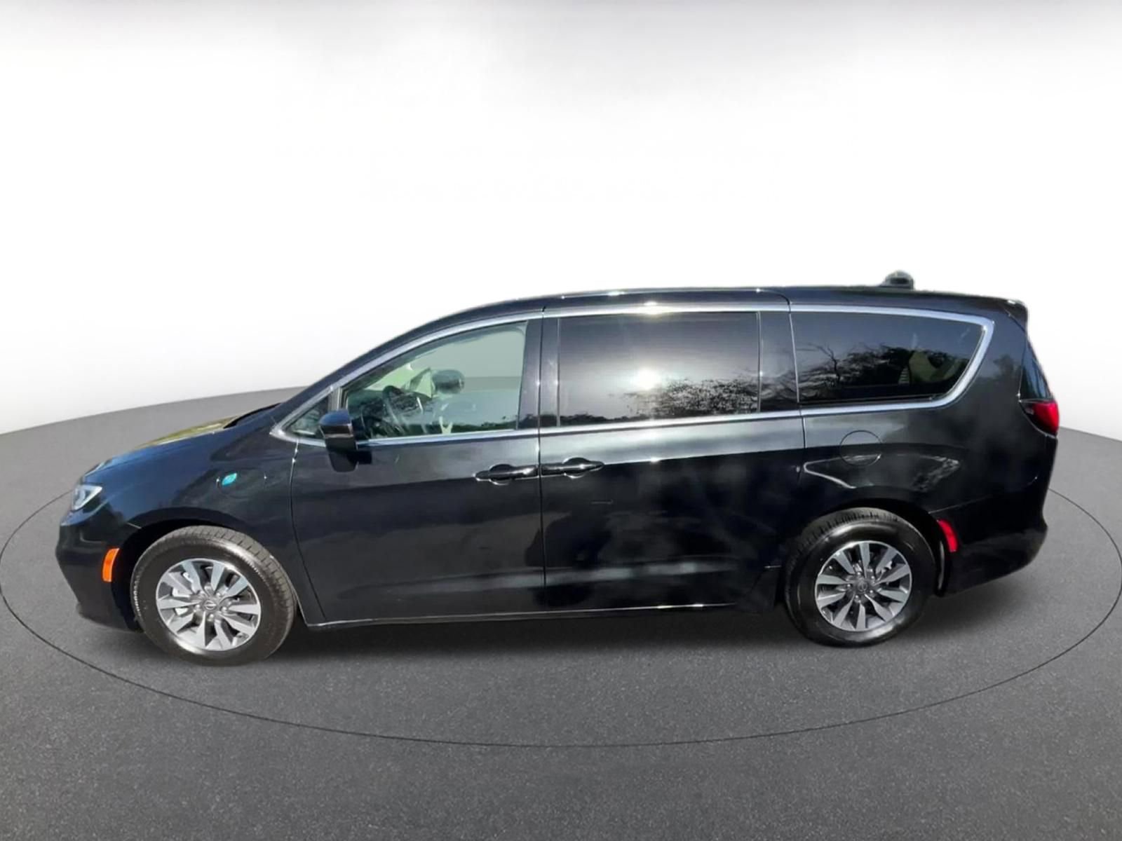 Thumbnail: 2023 Chrysler Pacifica - 9