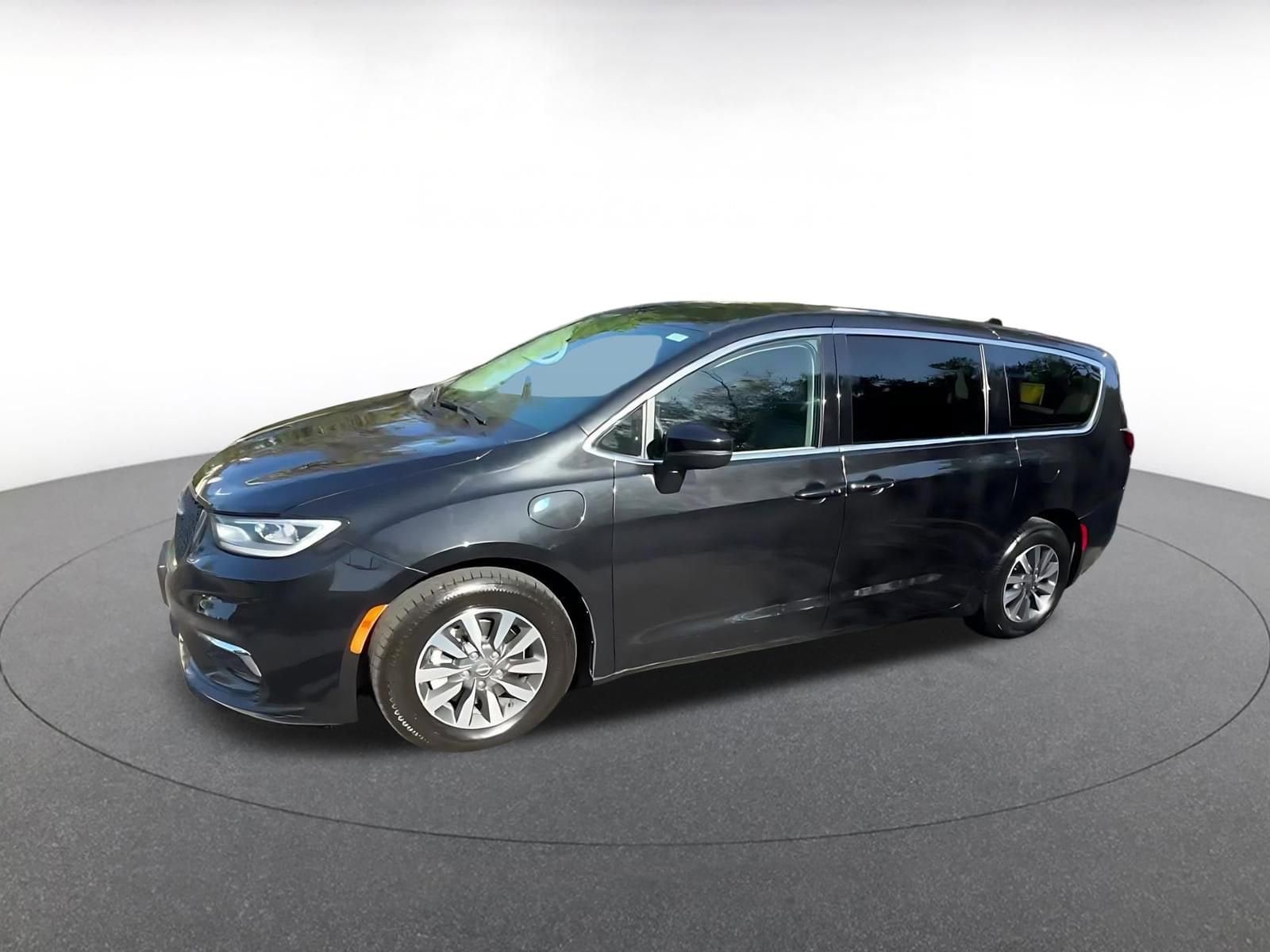 Thumbnail: 2023 Chrysler Pacifica - 8
