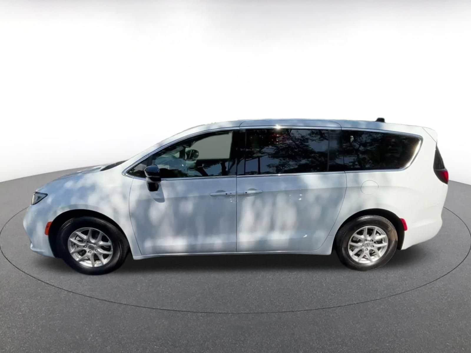 Thumbnail: 2025 Chrysler Pacifica - 9