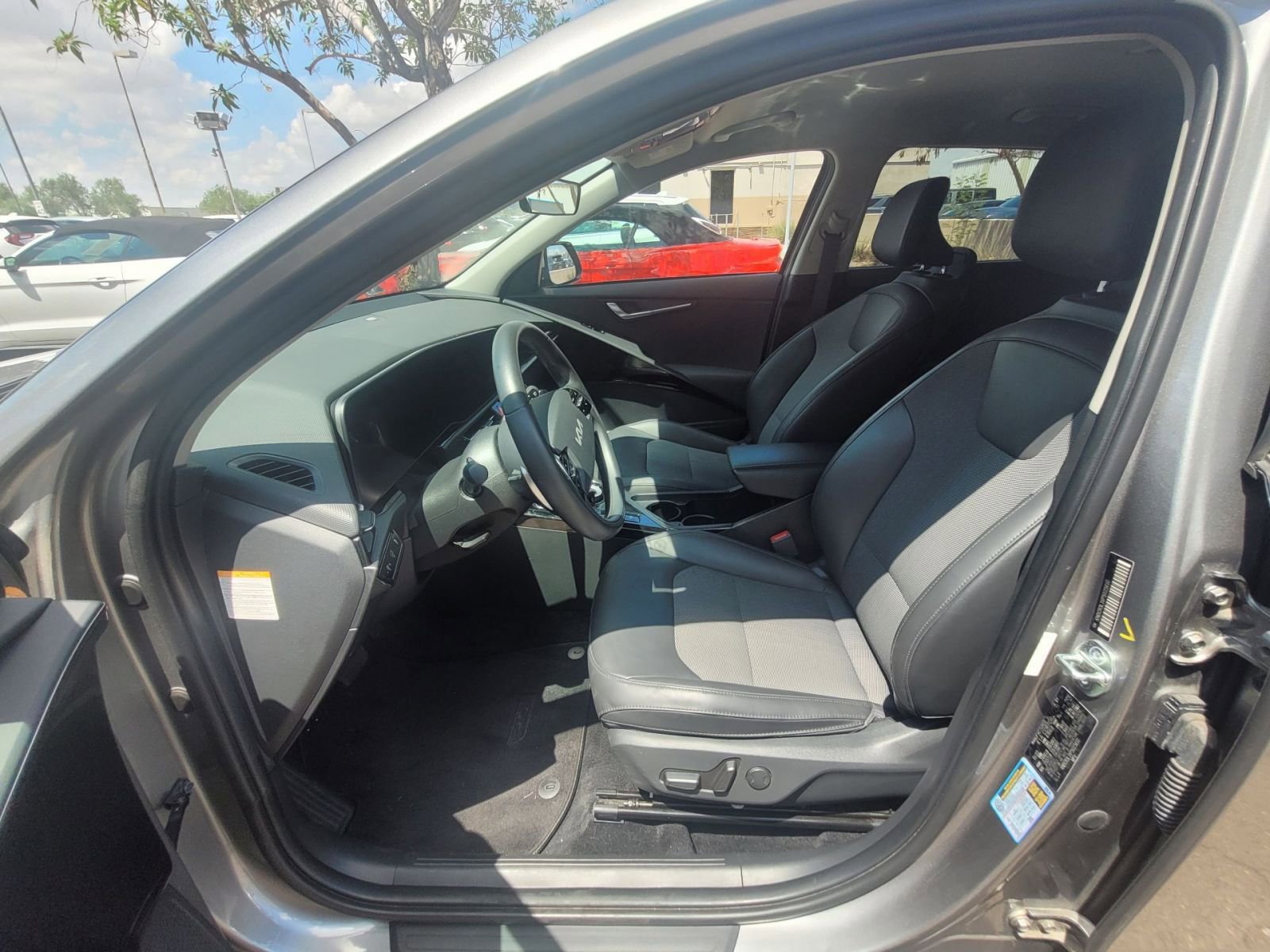 Thumbnail: 2023 Kia Niro - 11