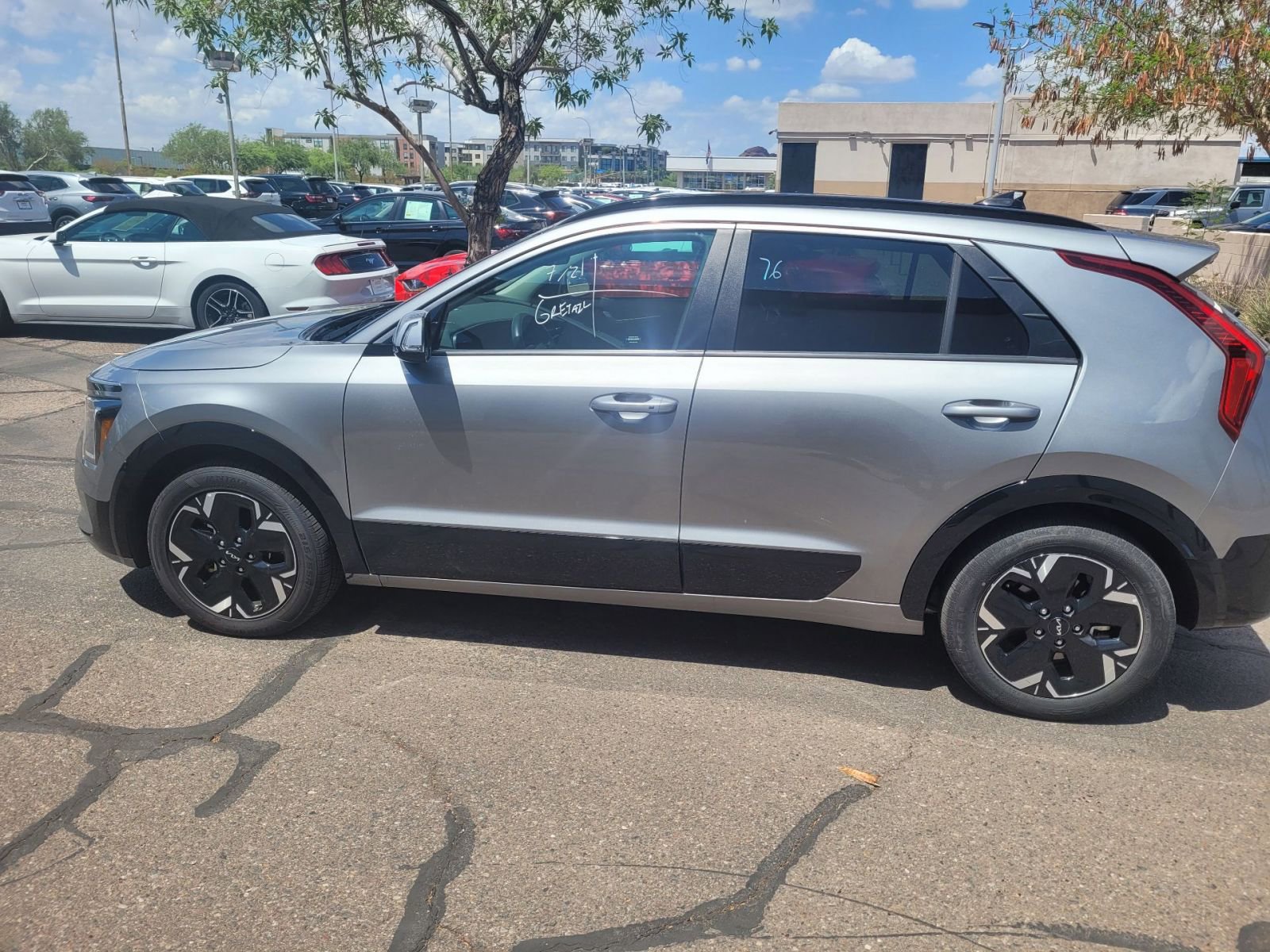 Thumbnail: 2023 Kia Niro - 4
