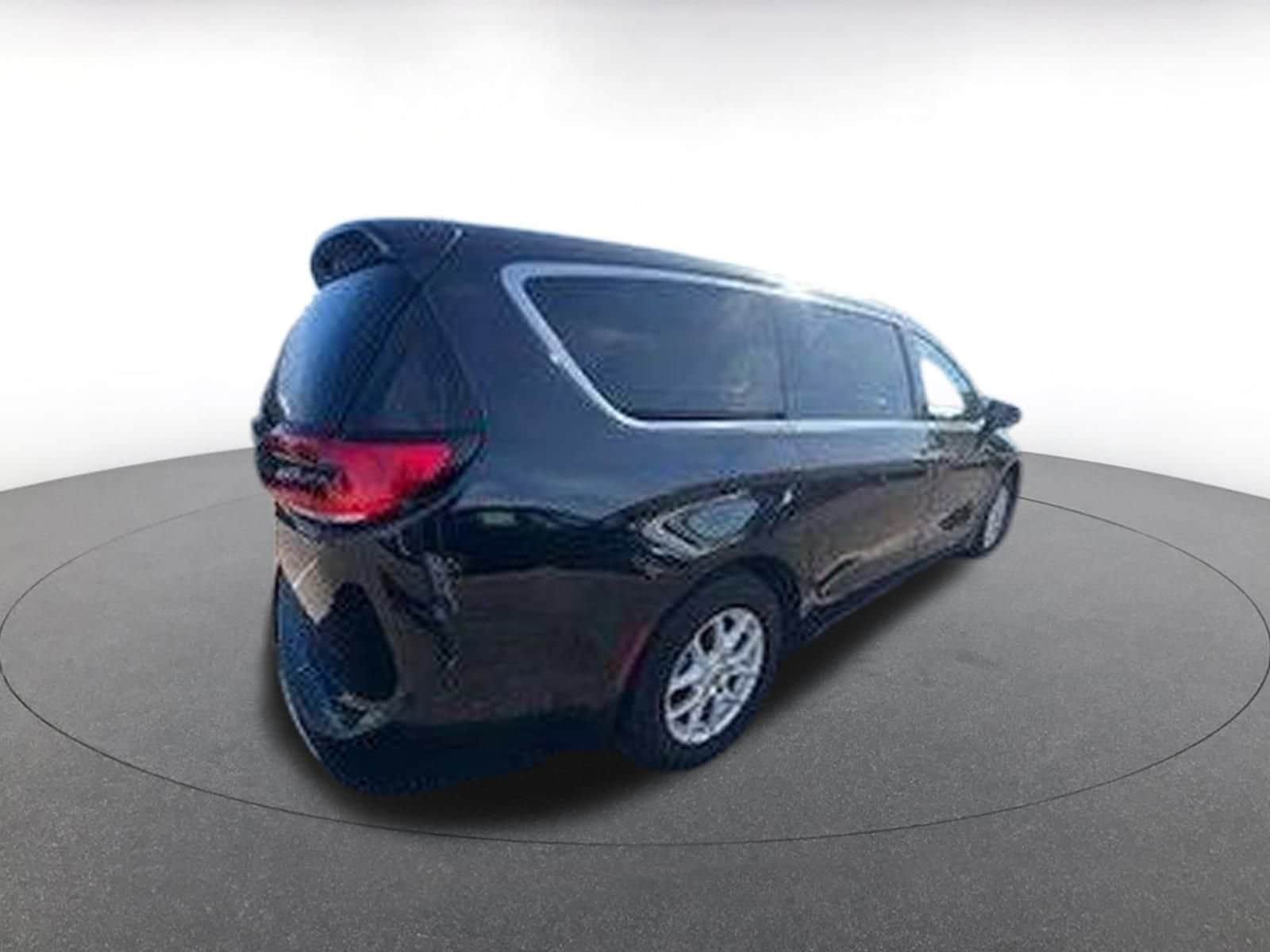 Thumbnail: 2023 Chrysler Pacifica - 9