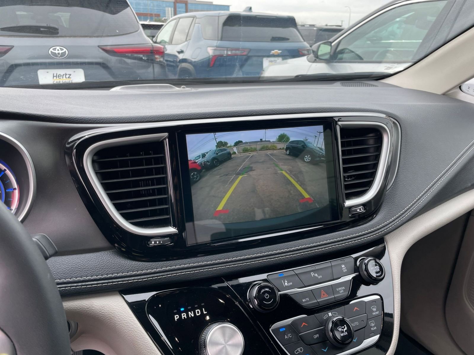 Thumbnail: 2023 Chrysler Pacifica - 25