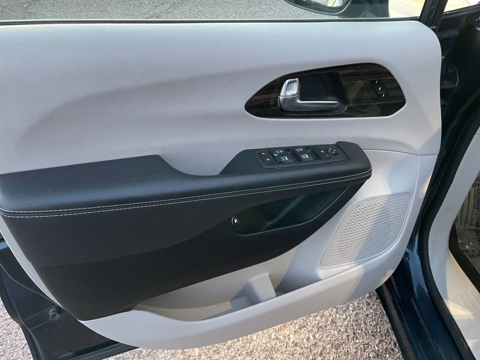 Thumbnail: 2023 Chrysler Pacifica - 21