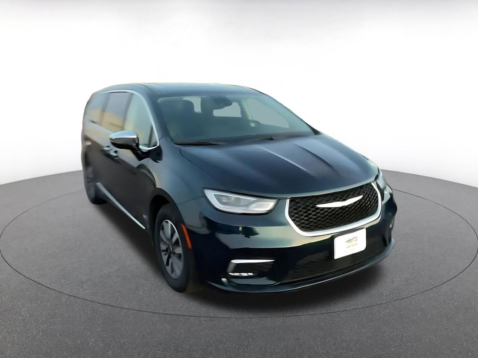 Thumbnail: 2023 Chrysler Pacifica - 3