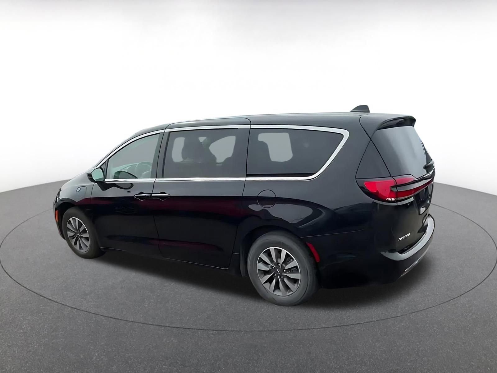 Thumbnail: 2023 Chrysler Pacifica - 10