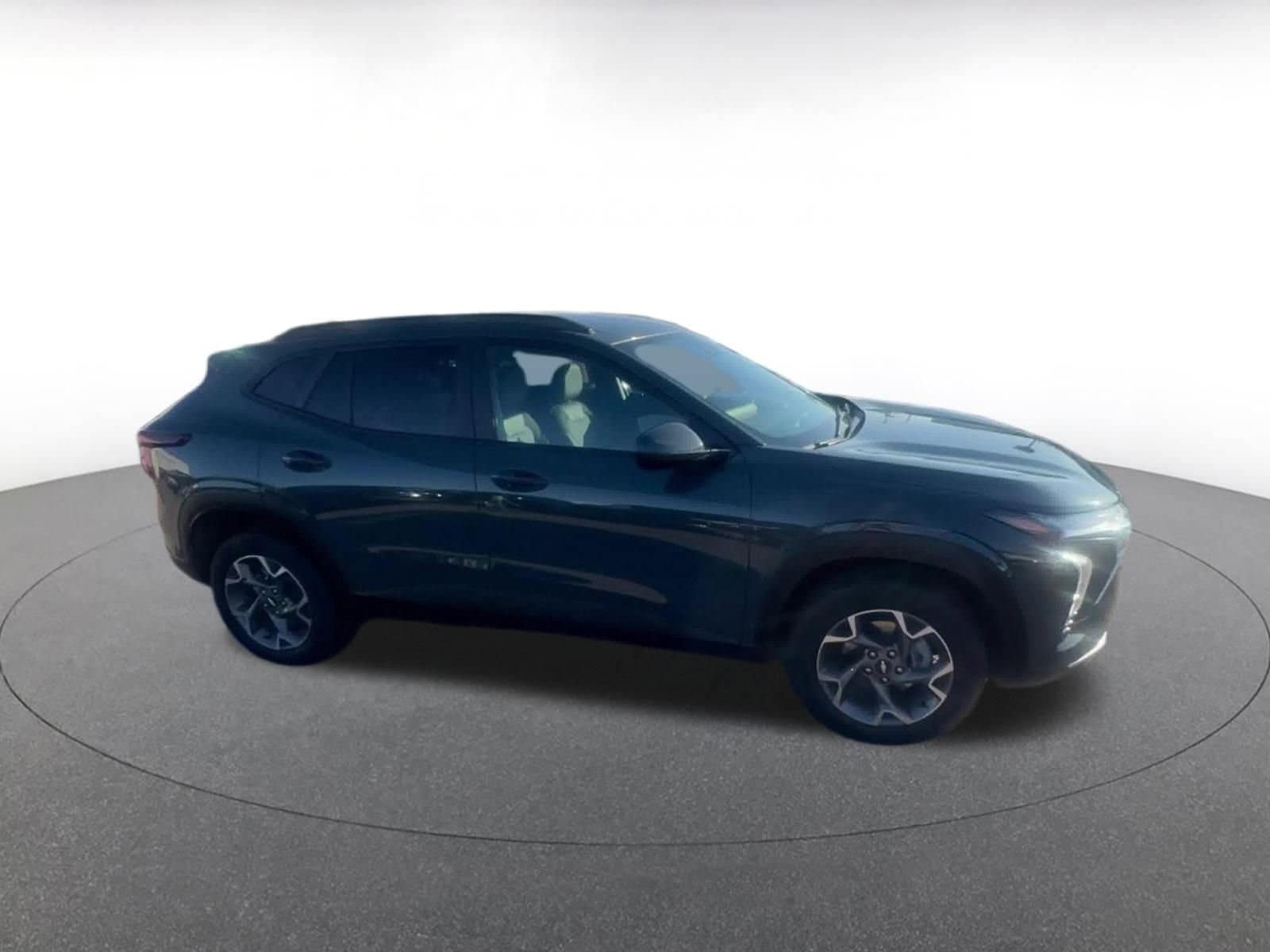 Thumbnail: 2025 Chevrolet Trax - 2