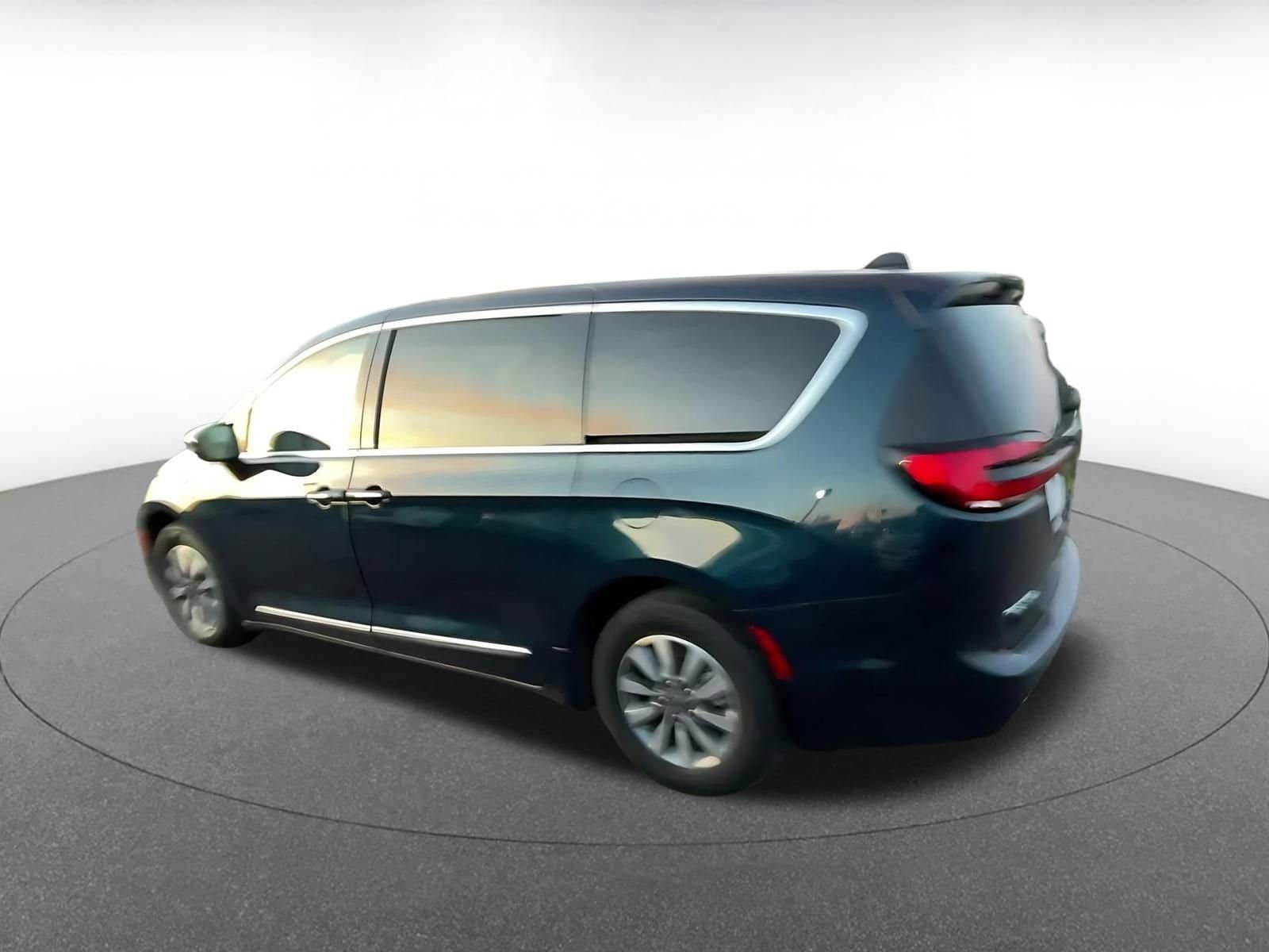 Thumbnail: 2023 Chrysler Pacifica - 10