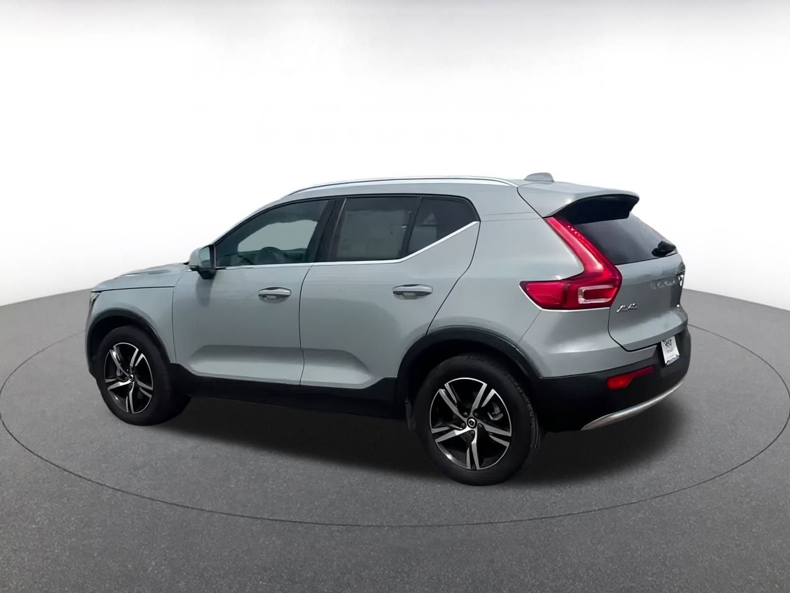 Thumbnail: 2024 Volvo XC40 - 10