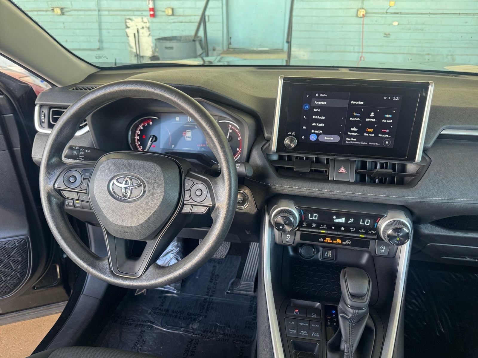 Thumbnail: 2025 Toyota RAV4 - 34