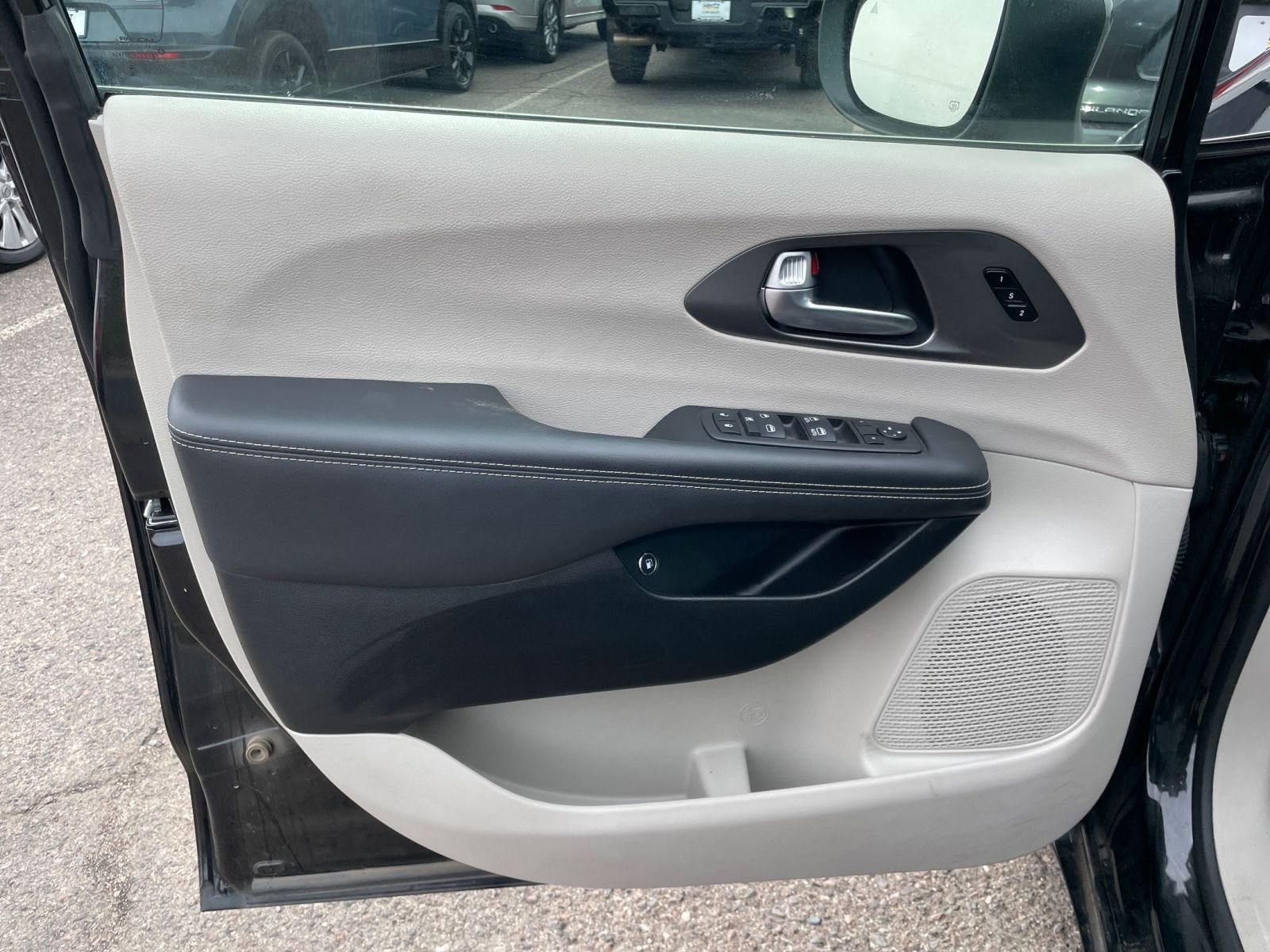 Thumbnail: 2023 Chrysler Pacifica - 18