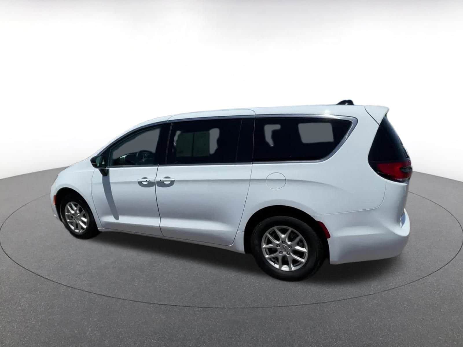2024 Chrysler Pacifica Touring L 10