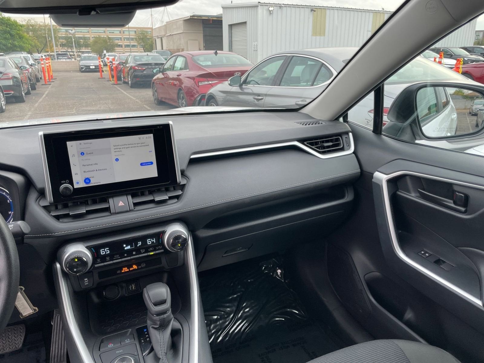 Thumbnail: 2025 Toyota RAV4 - 34