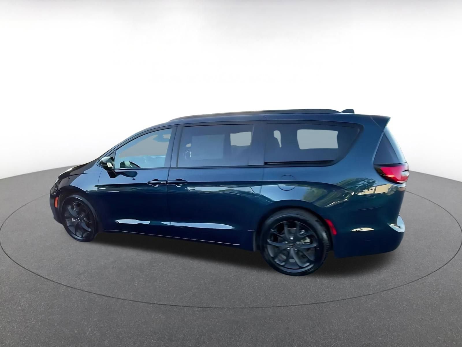 Thumbnail: 2025 Chrysler Pacifica - 10