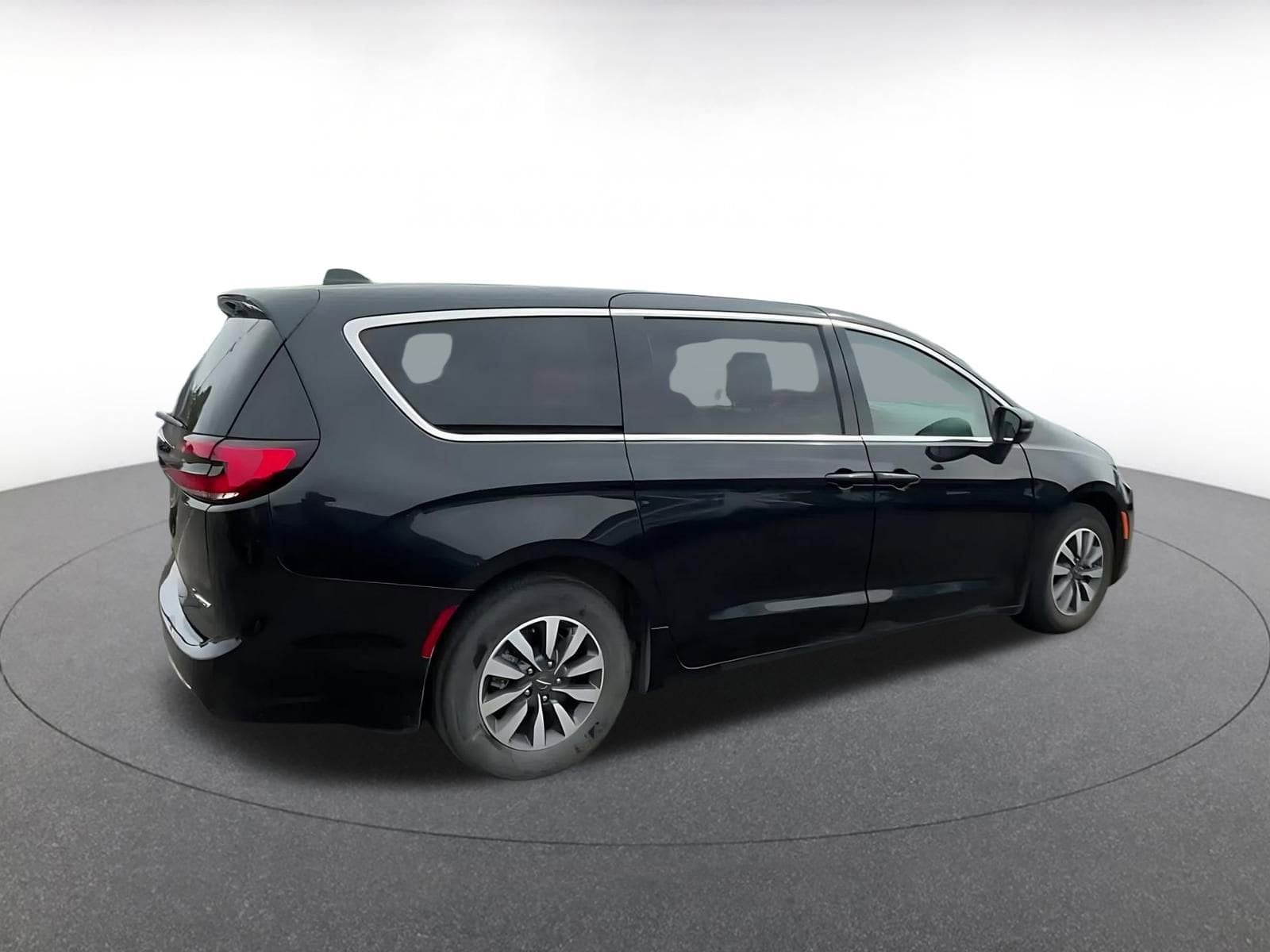 Thumbnail: 2023 Chrysler Pacifica - 15