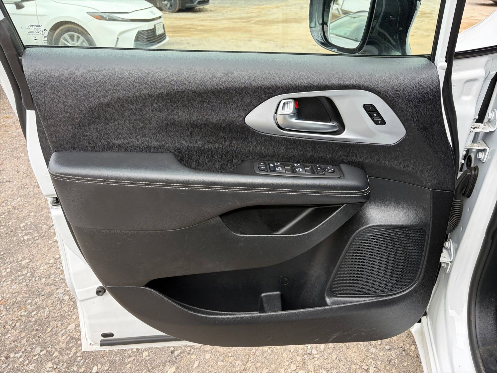 Thumbnail: 2025 Chrysler Pacifica - 18