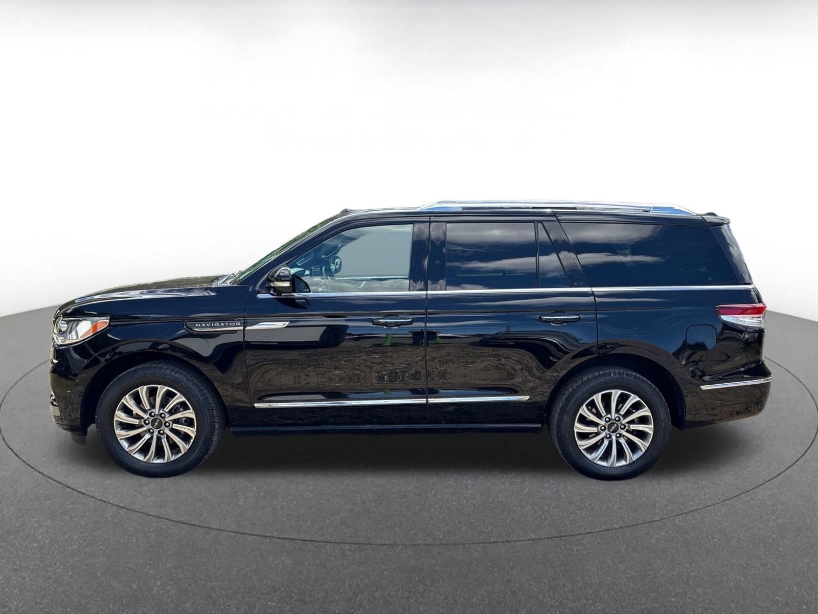 Thumbnail: 2024 Lincoln Navigator - 4