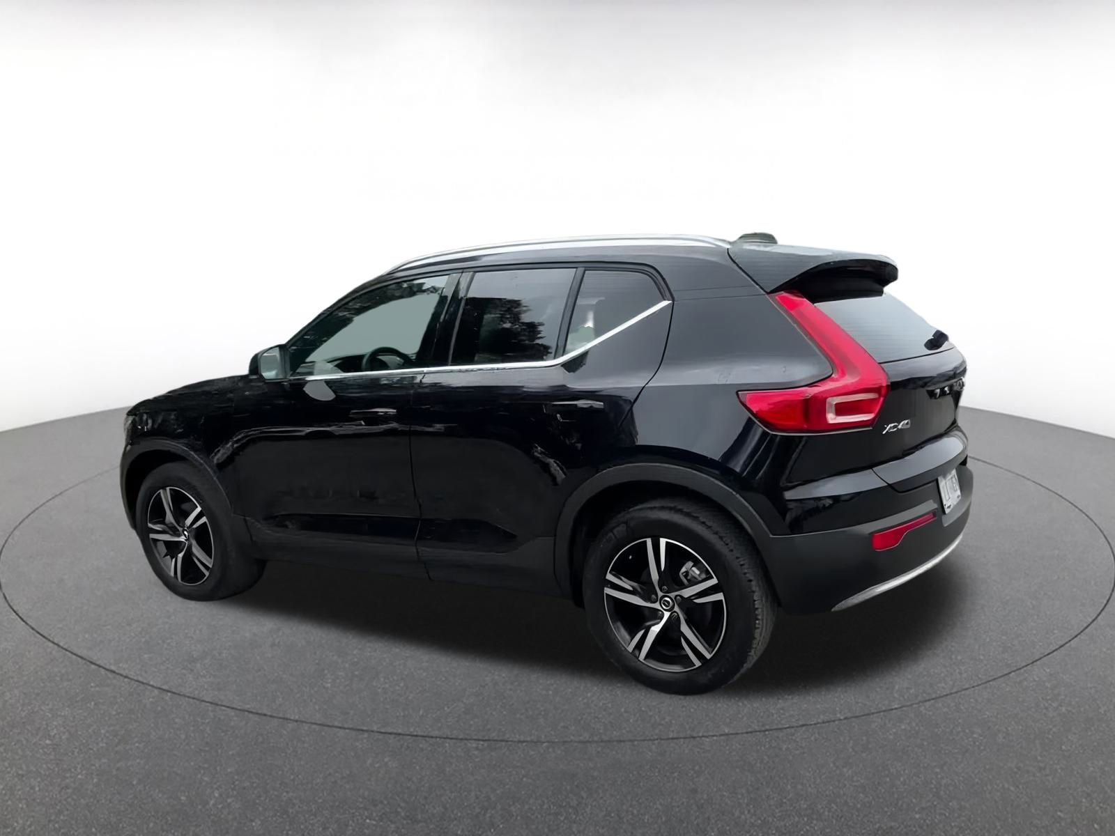 Thumbnail: 2024 Volvo XC40 - 10