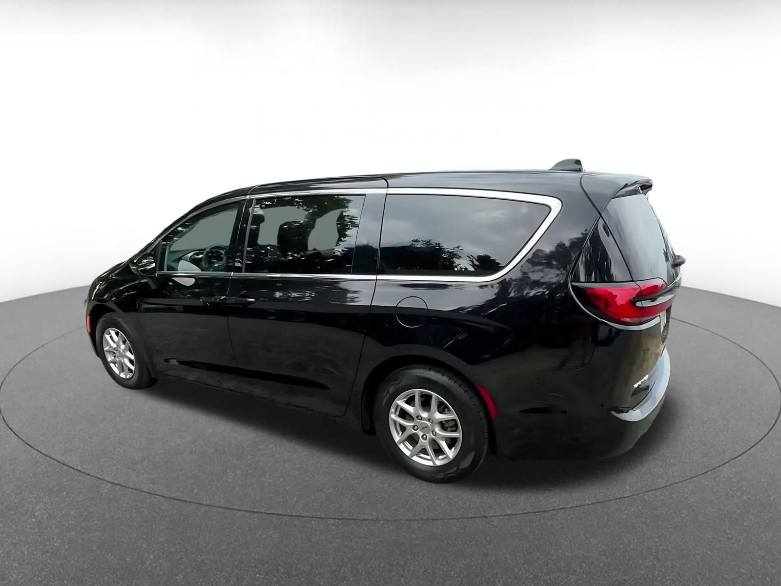 Thumbnail: 2024 Chrysler Pacifica - 9