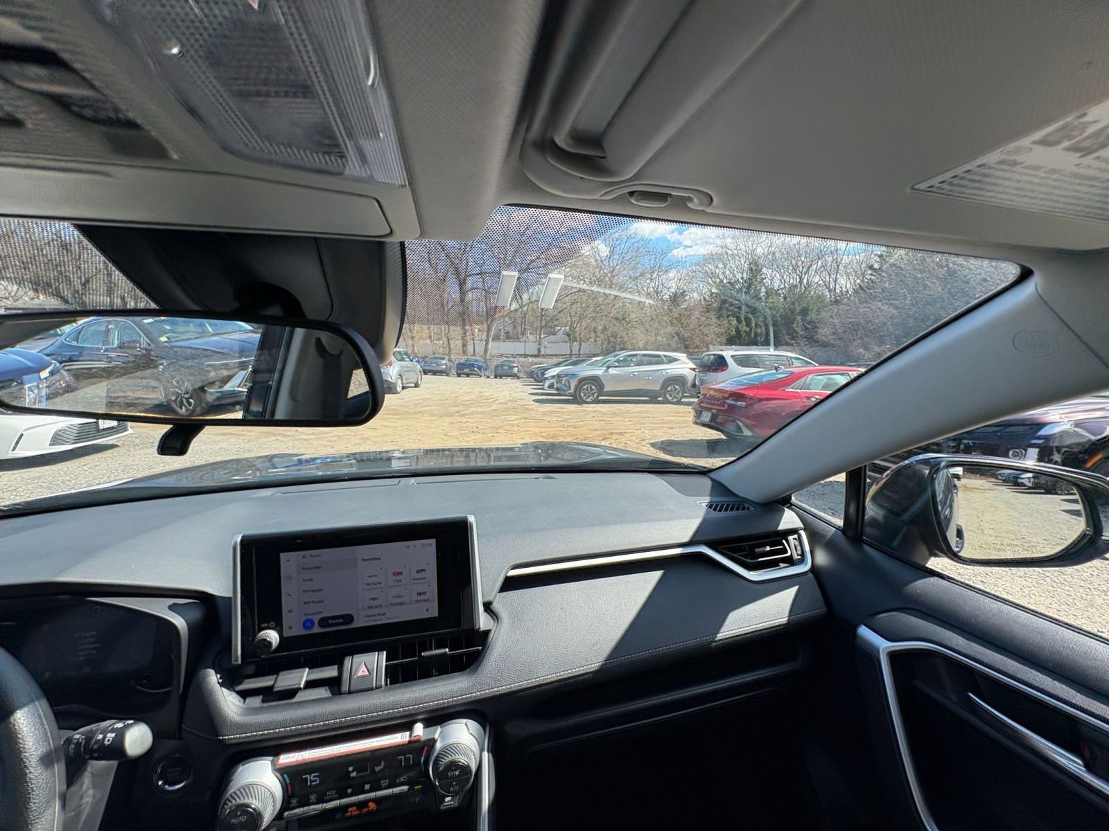 Thumbnail: 2025 Toyota RAV4 - 32