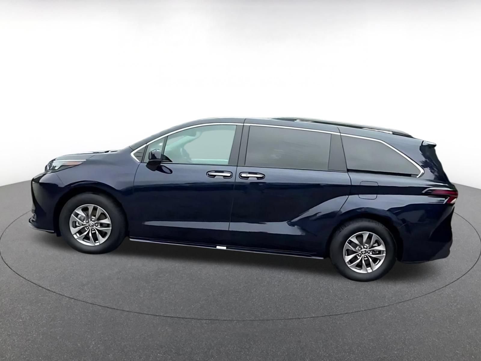 Thumbnail: 2025 Toyota Sienna - 9