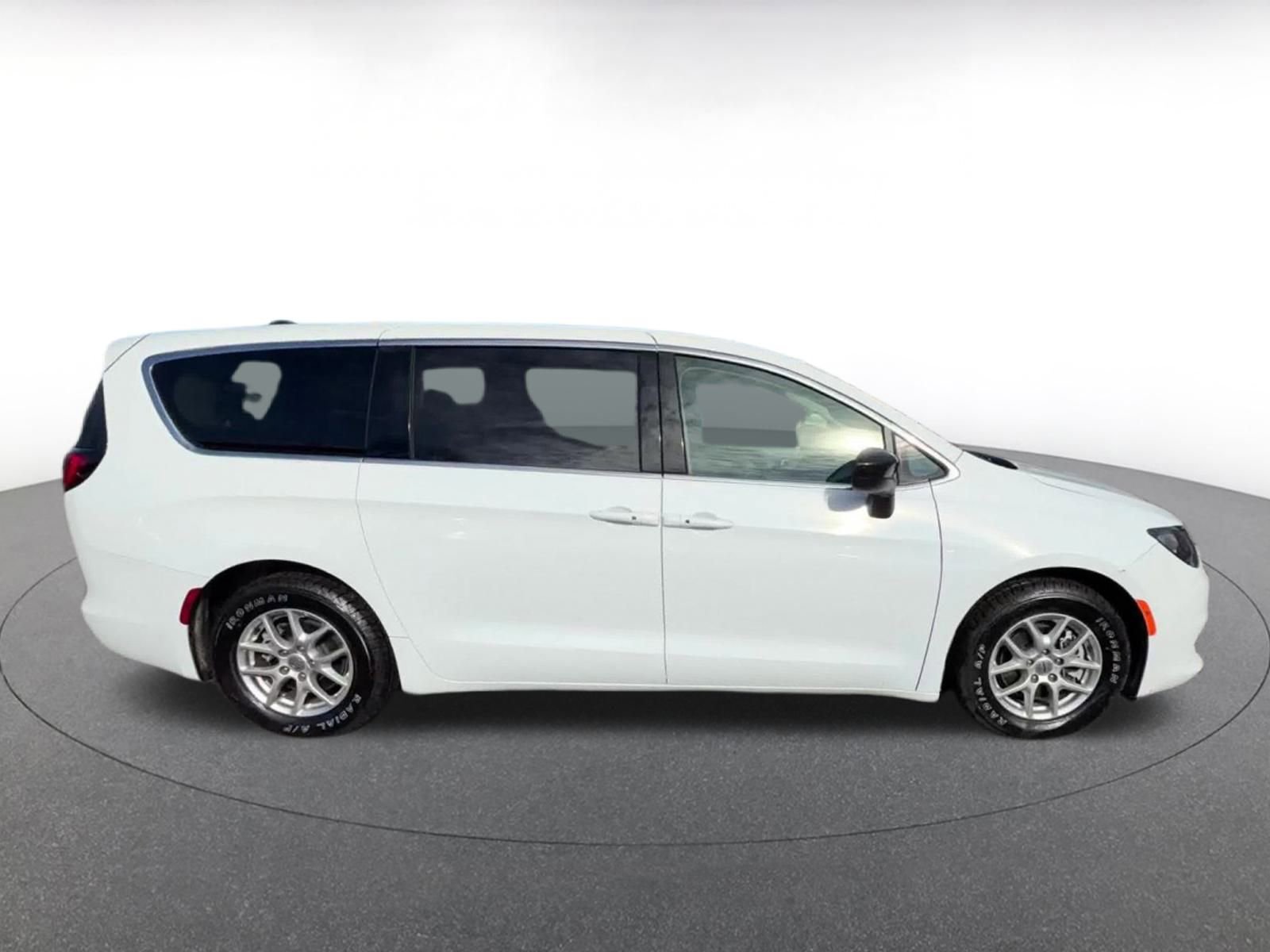 Thumbnail: 2024 Chrysler Voyager - 16